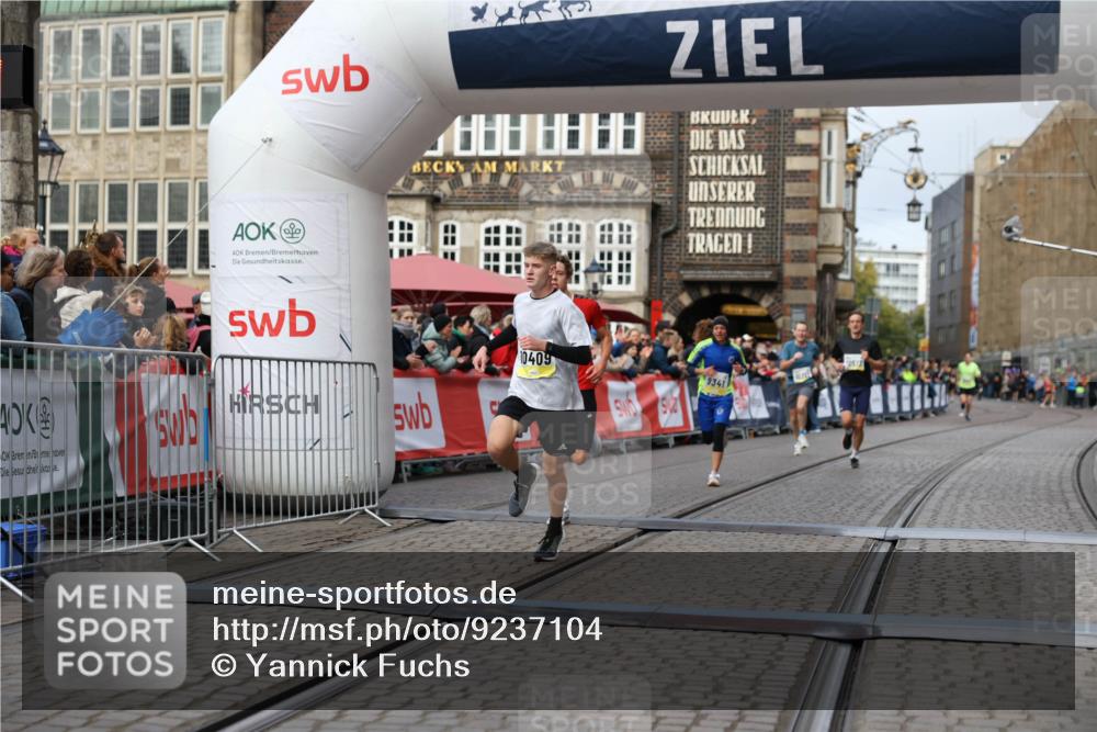 05.10.2025 - 20. swb-Marathon Bremen Yannick Fuchs http://msf.ph/oto/9237104 05.10.2025 10:38:52 Ziel 9341, 10352, 10409, 10517, 10862, 11132 meine-sportfotos.de