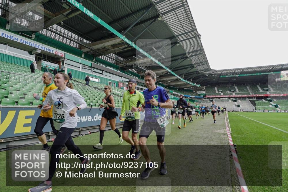05.10.2025 - 20. swb-Marathon Bremen Michael Burmester http://msf.ph/oto/9237105 05.10.2025 12:59:52 Laufen im Stadion 27, 99, 226, 271, 627, 807, 860, 954, 978, 1043, 1516, 1525, 1548, 1598, 1711, 1806, 2609, 2663, 2782, 2866, 2945, 3086, 3087, 3104, 3169, 3177, 3230, 3549, 3592, 3747, 3783, 3888, 4046, 4181, 4220, 4380, 4395, 4486, 4536, 4592, 4824, 5493, 5510, 5627, 6030, 6126, 6208, 6374, 6389, 6439, 6536, 6636, 6674, 6881, 7201, 7262, 7295, 7307, 7398, 7421, 7467, 7511, 7537, 7598, 7679, 7906, 7929, 8097, 8258, 8372, 8485, 8699, 8981, 9072, 10526, 219, 667, 1843 meine-sportfotos.de
