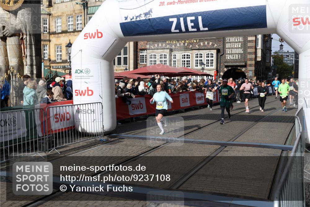 05.10.2025 - 20. swb-Marathon Bremen Yannick Fuchs http://msf.ph/oto/9237108 05.10.2025 11:06:06 Ziel 9355, 9931, 10095, 10587, 10597, 11134, 11425, 11468 meine-sportfotos.de