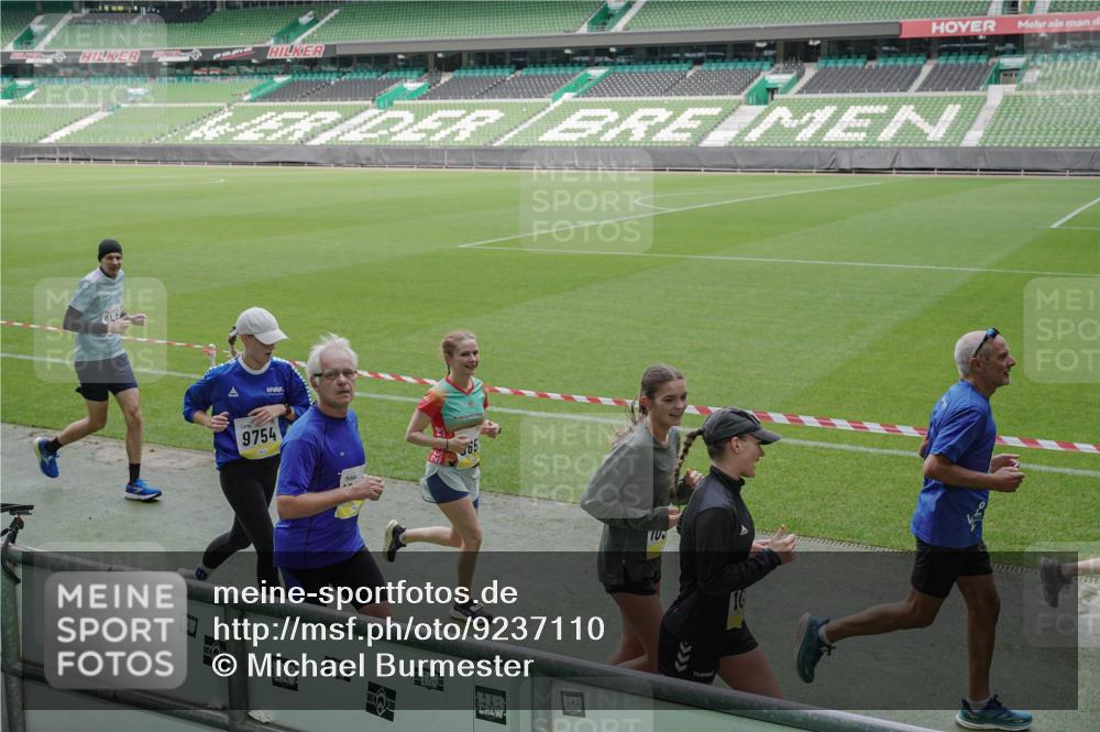 05.10.2025 - 20. swb-Marathon Bremen Michael Burmester http://msf.ph/oto/9237110 05.10.2025 10:32:52 Laufen im Stadion 7165, 8326, 8333, 9176, 9187, 9195, 9197, 9238, 9260, 9268, 9284, 9295, 9313, 9318, 9367, 9392, 9402, 9407, 9436, 9439, 9456, 9461, 9464, 9475, 9492, 9494, 9514, 9517, 9539, 9548, 9570, 9574, 9650, 9703, 9754, 9776, 9830, 9834, 9856, 9868, 9900, 9918, 9933, 9939, 9950, 9956, 9957, 9985, 10007, 10008, 10034, 10042, 10046, 10097, 10174, 10215, 10234, 10253, 10308, 10309, 10326, 10349, 10385, 10387, 10388, 10394, 10402, 10416, 10436, 10460, 10475, 10487 meine-sportfotos.de