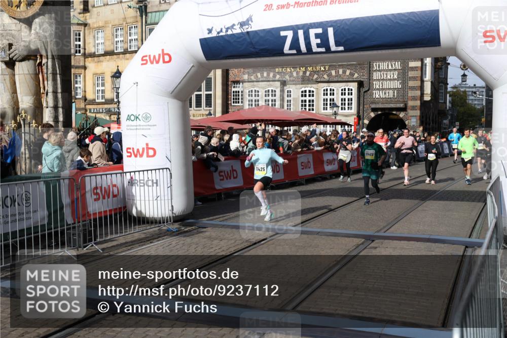 05.10.2025 - 20. swb-Marathon Bremen Yannick Fuchs http://msf.ph/oto/9237112 05.10.2025 11:06:06 Ziel 9355, 9931, 10095, 10587, 10597, 11134, 11425, 11468 meine-sportfotos.de