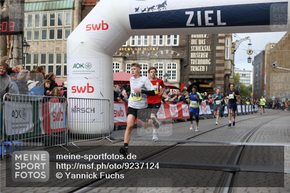 05.10.2025 - 20. swb-Marathon Bremen Yannick Fuchs http://msf.ph/oto/9237124 05.10.2025 10:38:53 Ziel 9341, 10352, 10409, 10517, 10862, 11132 meine-sportfotos.de