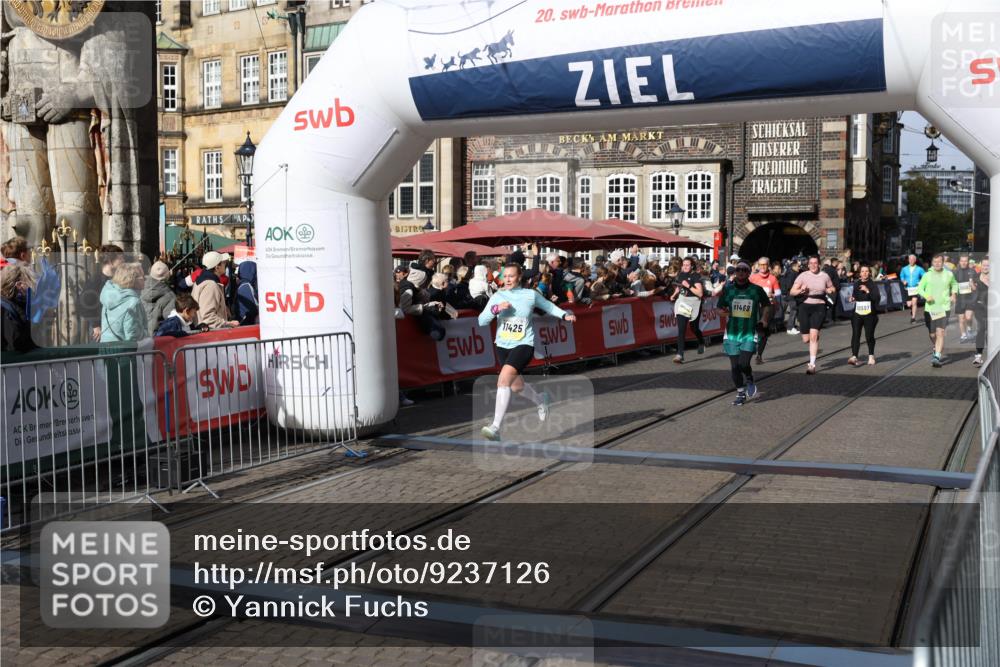 05.10.2025 - 20. swb-Marathon Bremen Yannick Fuchs http://msf.ph/oto/9237126 05.10.2025 11:06:06 Ziel 9355, 9931, 10095, 10587, 10597, 11134, 11425, 11468 meine-sportfotos.de