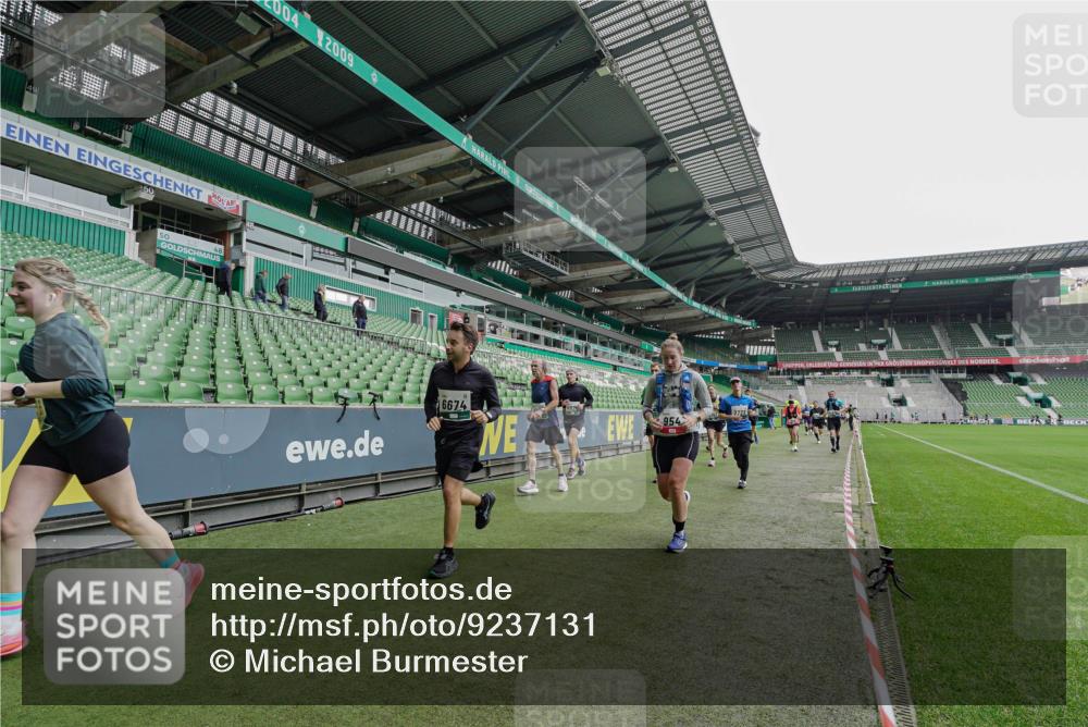 05.10.2025 - 20. swb-Marathon Bremen Michael Burmester http://msf.ph/oto/9237131 05.10.2025 12:59:55 Laufen im Stadion 27, 99, 226, 271, 491, 627, 807, 860, 954, 978, 1043, 1525, 1548, 1598, 1606, 1711, 1806, 2609, 2663, 2782, 2866, 2915, 2945, 3086, 3087, 3104, 3169, 3177, 3230, 3549, 3592, 3747, 3783, 3888, 4046, 4181, 4220, 4380, 4395, 4486, 4536, 4592, 4824, 4879, 5493, 5510, 5627, 6030, 6126, 6208, 6389, 6439, 6536, 6636, 6674, 6762, 6881, 7201, 7295, 7307, 7398, 7421, 7467, 7511, 7537, 7598, 7679, 7906, 7929, 8097, 8258, 8372, 8485, 8699, 8981, 9072, 10526, 219, 667, 1516, 1843 meine-sportfotos.de