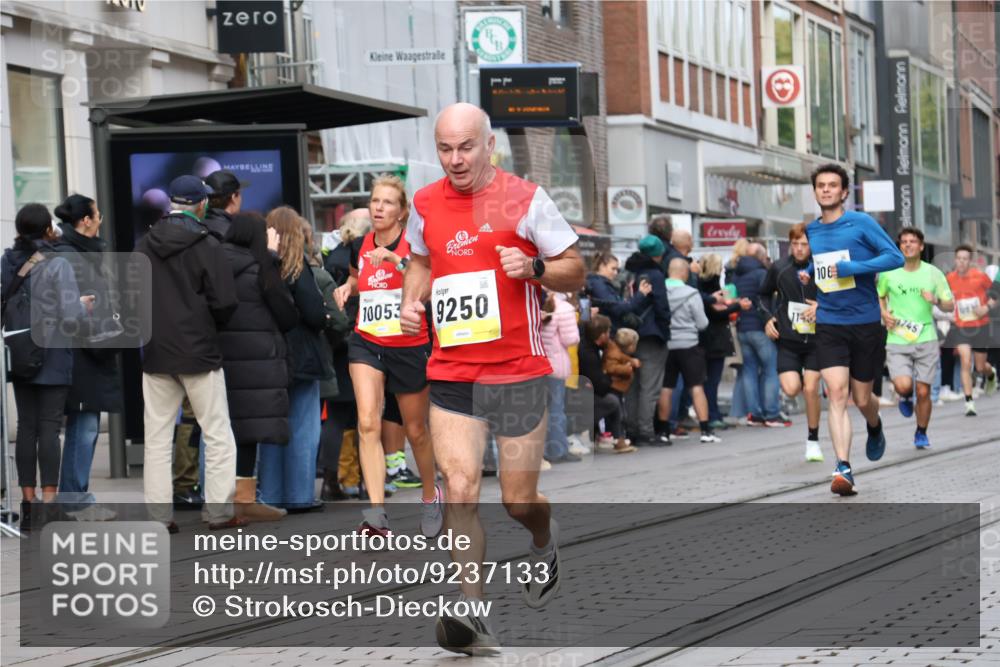 05.10.2025 - 20. swb-Marathon Bremen Strokosch-Dieckow http://msf.ph/oto/9237133 05.10.2025 10:45:16 Ziel 28, 8000, 9200, 9222, 9250, 9709, 9960, 10053, 10350, 10447, 10639, 10682, 10792, 10823, 11346, 11403, 11585, 11678, 11745, 28, 8000, 9200, 9222, 9250, 9709, 9960, 10053, 10350, 10447, 10639, 10682, 10792, 10823, 11346, 11403, 11585, 11678, 11745 meine-sportfotos.de