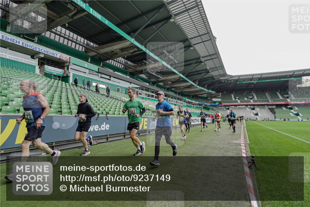 05.10.2025 - 20. swb-Marathon Bremen Michael Burmester http://msf.ph/oto/9237149 05.10.2025 12:59:57 Laufen im Stadion 27, 47, 99, 226, 271, 491, 627, 807, 860, 954, 978, 1043, 1525, 1548, 1598, 1606, 1711, 1806, 2518, 2609, 2782, 2866, 2915, 2945, 3040, 3086, 3087, 3104, 3169, 3177, 3230, 3549, 3592, 3747, 3783, 3888, 4046, 4181, 4220, 4380, 4395, 4536, 4592, 4824, 4879, 5493, 5510, 5627, 6126, 6208, 6389, 6439, 6536, 6636, 6674, 6762, 6881, 7201, 7295, 7307, 7398, 7421, 7467, 7511, 7537, 7598, 7679, 7906, 7929, 8097, 8258, 8372, 8485, 8699, 8981, 9072, 219, 667, 1516, 1843 meine-sportfotos.de