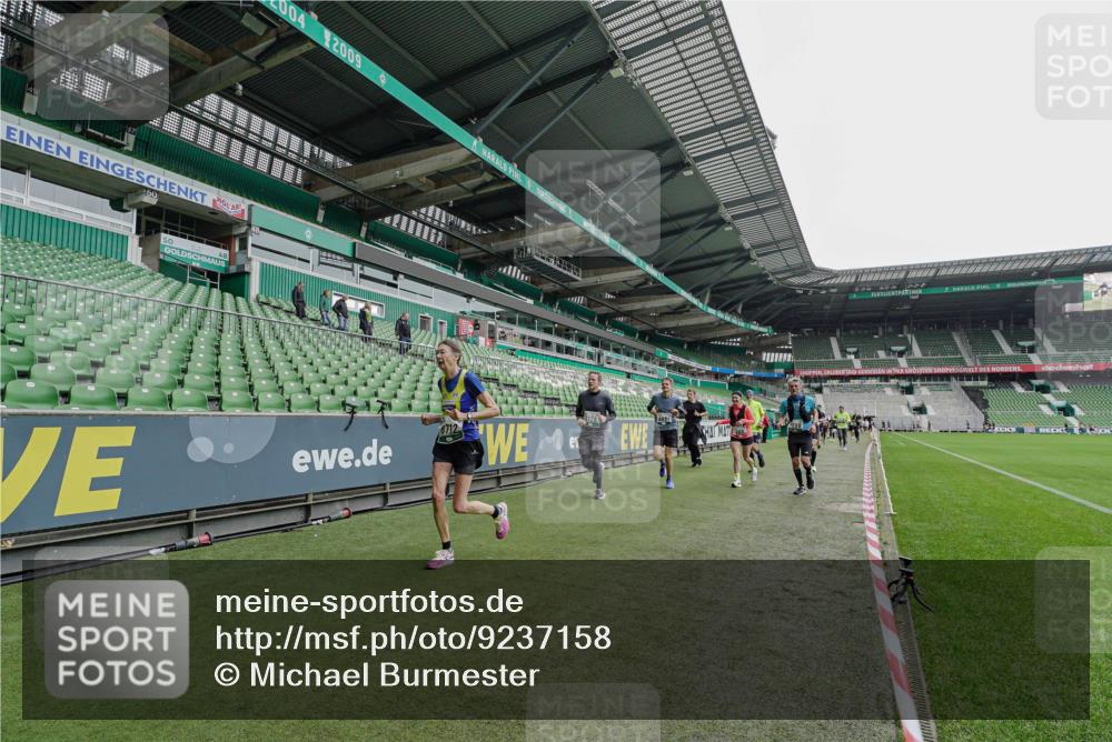05.10.2025 - 20. swb-Marathon Bremen Michael Burmester http://msf.ph/oto/9237158 05.10.2025 12:59:58 Laufen im Stadion 27, 47, 99, 226, 271, 491, 627, 807, 860, 954, 978, 1043, 1525, 1548, 1598, 1606, 1711, 1806, 2518, 2609, 2782, 2866, 2915, 2945, 3040, 3086, 3087, 3104, 3169, 3177, 3230, 3549, 3592, 3747, 3783, 3888, 4046, 4181, 4220, 4380, 4395, 4536, 4592, 4824, 4879, 5493, 5510, 5627, 6126, 6208, 6389, 6439, 6536, 6636, 6674, 6762, 6881, 7201, 7295, 7307, 7398, 7421, 7467, 7511, 7537, 7598, 7679, 7906, 7929, 8097, 8258, 8372, 8485, 8699, 8981, 9072, 219, 667, 1516, 1598, 1843 meine-sportfotos.de