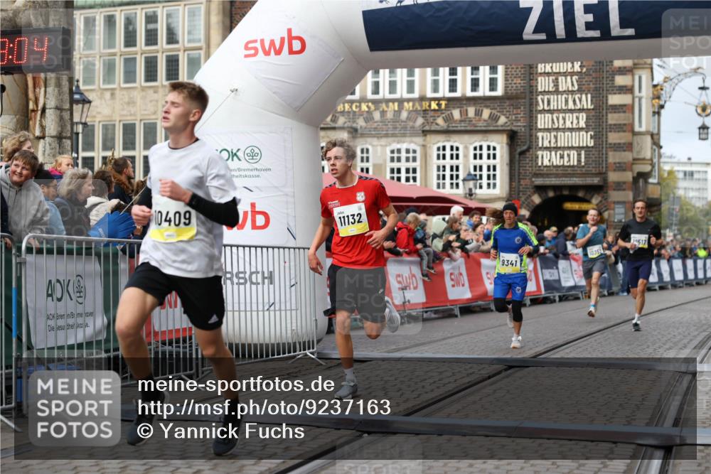 05.10.2025 - 20. swb-Marathon Bremen Yannick Fuchs http://msf.ph/oto/9237163 05.10.2025 10:38:53 Ziel 9341, 10352, 10409, 10517, 10862, 11132 meine-sportfotos.de