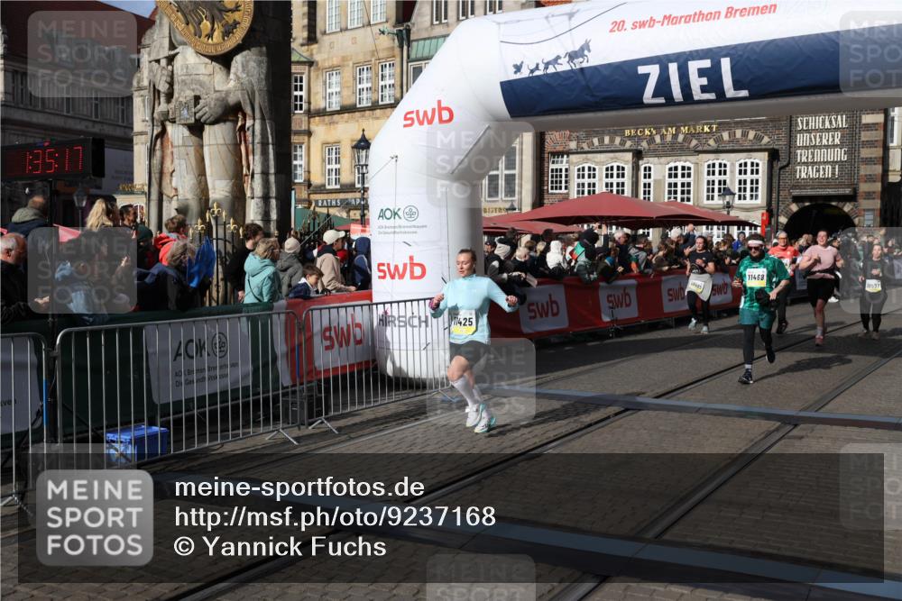 05.10.2025 - 20. swb-Marathon Bremen Yannick Fuchs http://msf.ph/oto/9237168 05.10.2025 11:06:07 Ziel 9355, 9931, 10081, 10095, 10587, 10597, 11134, 11425, 11468 meine-sportfotos.de