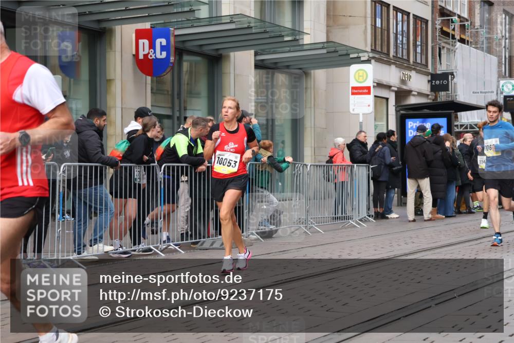 05.10.2025 - 20. swb-Marathon Bremen Strokosch-Dieckow http://msf.ph/oto/9237175 05.10.2025 10:45:19 Ziel 28, 8000, 9200, 9222, 9250, 9709, 9960, 10053, 10350, 10639, 10682, 10792, 10823, 11403, 11585, 11678, 11745, 28, 8000, 9200, 9222, 9250, 9709, 9960, 10053, 10350, 10639, 10682, 10792, 10823, 11403, 11585, 11678, 11745 meine-sportfotos.de