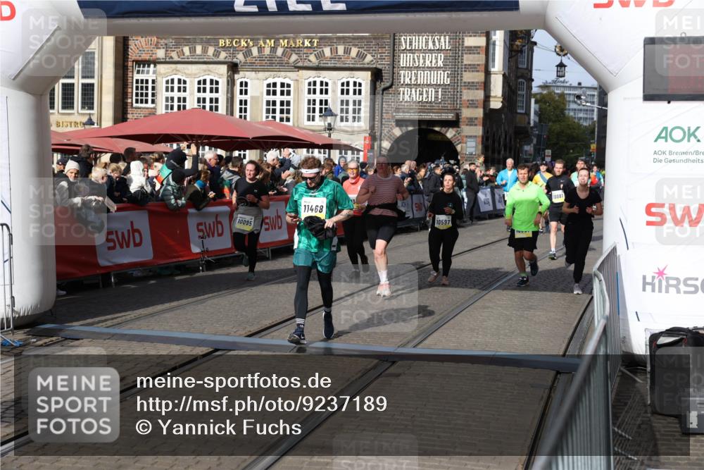 05.10.2025 - 20. swb-Marathon Bremen Yannick Fuchs http://msf.ph/oto/9237189 05.10.2025 11:06:07 Ziel 9355, 9931, 10081, 10095, 10587, 10597, 11134, 11425, 11468 meine-sportfotos.de
