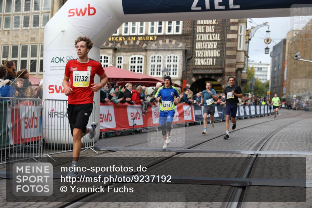 05.10.2025 - 20. swb-Marathon Bremen Yannick Fuchs http://msf.ph/oto/9237192 05.10.2025 10:38:53 Ziel 9341, 10352, 10409, 10517, 10862, 11132 meine-sportfotos.de