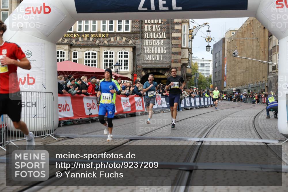 05.10.2025 - 20. swb-Marathon Bremen Yannick Fuchs http://msf.ph/oto/9237209 05.10.2025 10:38:54 Ziel 9341, 10352, 10409, 10517, 10862, 11132 meine-sportfotos.de