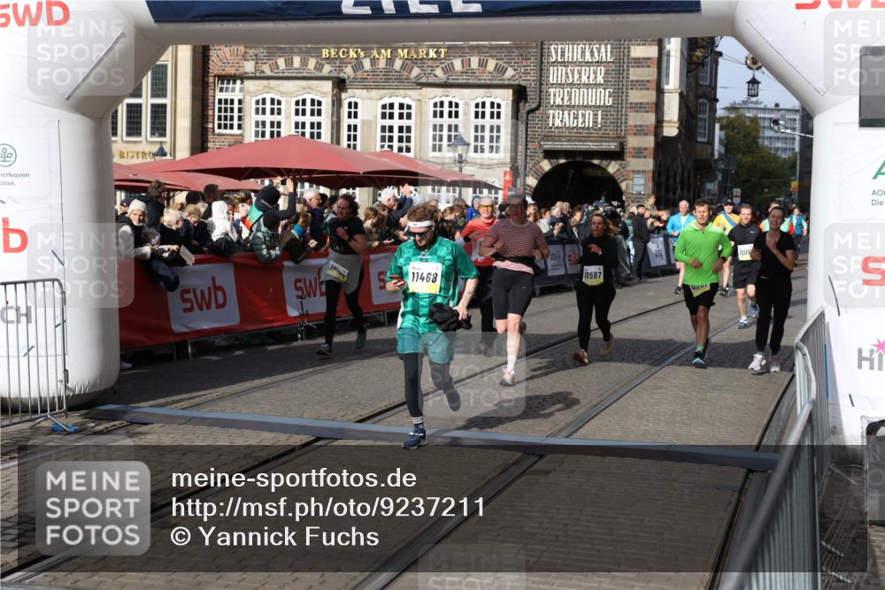 05.10.2025 - 20. swb-Marathon Bremen Yannick Fuchs http://msf.ph/oto/9237211 05.10.2025 11:06:07 Ziel 9355, 9931, 10081, 10095, 10587, 10597, 11134, 11425, 11468 meine-sportfotos.de