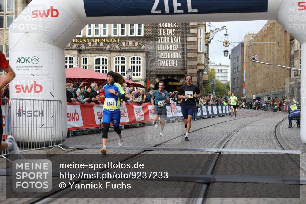 05.10.2025 - 20. swb-Marathon Bremen Yannick Fuchs http://msf.ph/oto/9237233 05.10.2025 10:38:54 Ziel 9341, 10352, 10409, 10517, 10862, 11132 meine-sportfotos.de