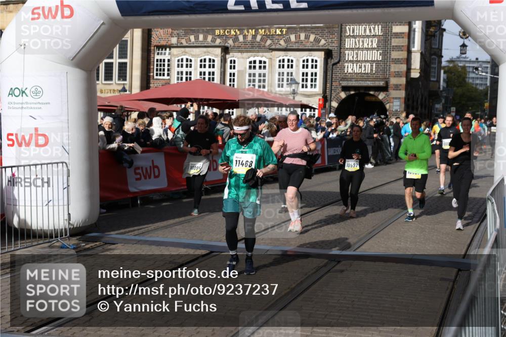 05.10.2025 - 20. swb-Marathon Bremen Yannick Fuchs http://msf.ph/oto/9237237 05.10.2025 11:06:08 Ziel 9355, 9931, 10081, 10095, 10587, 10597, 11134, 11425, 11468, 11525 meine-sportfotos.de