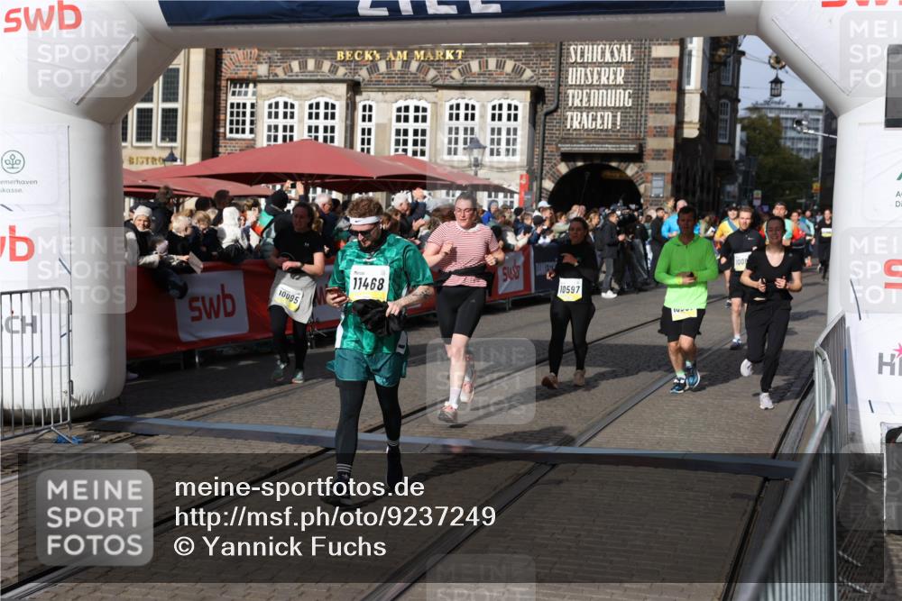 05.10.2025 - 20. swb-Marathon Bremen Yannick Fuchs http://msf.ph/oto/9237249 05.10.2025 11:06:08 Ziel 9355, 9931, 10081, 10095, 10587, 10597, 11134, 11425, 11468, 11525 meine-sportfotos.de