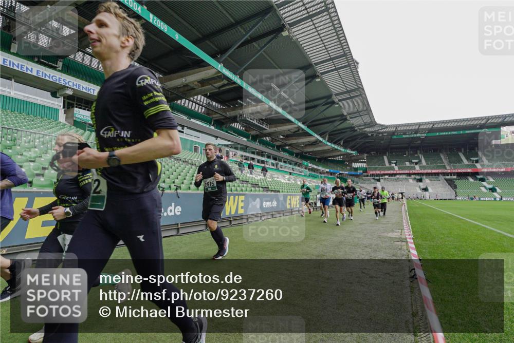 05.10.2025 - 20. swb-Marathon Bremen Michael Burmester http://msf.ph/oto/9237260 05.10.2025 13:00:11 Laufen im Stadion 47, 99, 226, 271, 283, 491, 498, 575, 627, 694, 860, 954, 978, 1017, 1116, 1471, 1525, 1548, 1606, 1806, 2007, 2504, 2518, 2609, 2745, 2782, 2866, 2915, 3040, 3086, 3087, 3104, 3160, 3169, 3177, 3230, 3237, 3293, 3549, 3592, 3605, 3783, 4034, 4035, 4046, 4181, 4202, 4220, 4380, 4536, 4592, 4661, 4824, 4879, 5493, 5610, 5627, 6126, 6208, 6389, 6439, 6536, 6636, 6674, 6704, 6762, 6881, 7295, 7307, 7421, 7537, 7598, 7679, 8258, 8372, 8699, 8981, 9072, 27, 807, 1043, 1516, 1598 meine-sportfotos.de