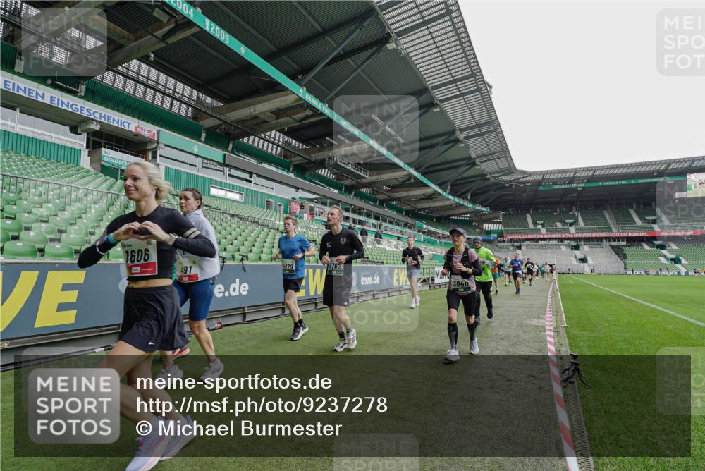 05.10.2025 - 20. swb-Marathon Bremen Michael Burmester http://msf.ph/oto/9237278 05.10.2025 13:00:14 Laufen im Stadion 47, 271, 283, 491, 498, 575, 627, 694, 860, 954, 978, 1017, 1116, 1471, 1525, 1548, 1606, 1806, 2007, 2504, 2518, 2609, 2745, 2782, 2866, 2915, 3040, 3104, 3160, 3169, 3177, 3230, 3237, 3293, 3549, 3592, 3605, 3783, 4034, 4035, 4046, 4181, 4202, 4220, 4502, 4536, 4592, 4661, 4824, 4879, 5493, 5610, 5627, 6027, 6126, 6208, 6389, 6439, 6536, 6636, 6674, 6704, 6762, 6881, 7295, 7307, 7421, 7537, 7598, 7679, 8258, 8372, 8699, 8981, 27, 807, 1043, 1516, 1598 meine-sportfotos.de