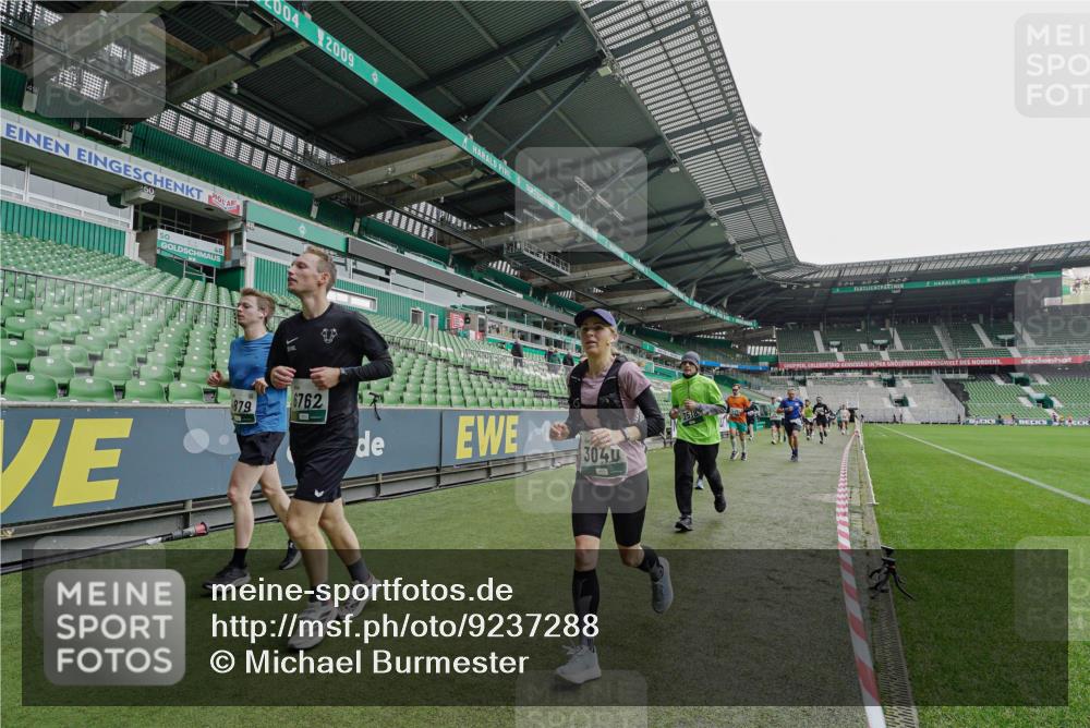 05.10.2025 - 20. swb-Marathon Bremen Michael Burmester http://msf.ph/oto/9237288 05.10.2025 13:00:15 Laufen im Stadion 47, 271, 283, 491, 498, 575, 627, 694, 860, 954, 978, 1017, 1116, 1471, 1525, 1548, 1606, 1806, 2007, 2504, 2518, 2609, 2745, 2782, 2866, 2915, 3040, 3104, 3160, 3169, 3177, 3230, 3237, 3293, 3549, 3592, 3605, 3783, 4034, 4035, 4046, 4181, 4202, 4220, 4502, 4536, 4592, 4661, 4824, 4879, 5493, 5610, 5627, 6027, 6057, 6126, 6208, 6389, 6439, 6536, 6636, 6674, 6704, 6762, 6881, 7295, 7307, 7537, 7598, 7679, 8258, 8699, 27, 807, 1043, 1598 meine-sportfotos.de