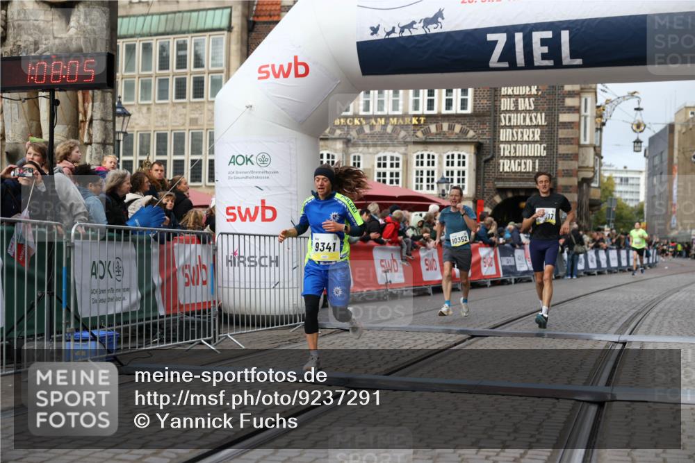 05.10.2025 - 20. swb-Marathon Bremen Yannick Fuchs http://msf.ph/oto/9237291 05.10.2025 10:38:55 Ziel 9341, 10352, 10409, 10517, 10862, 11132 meine-sportfotos.de