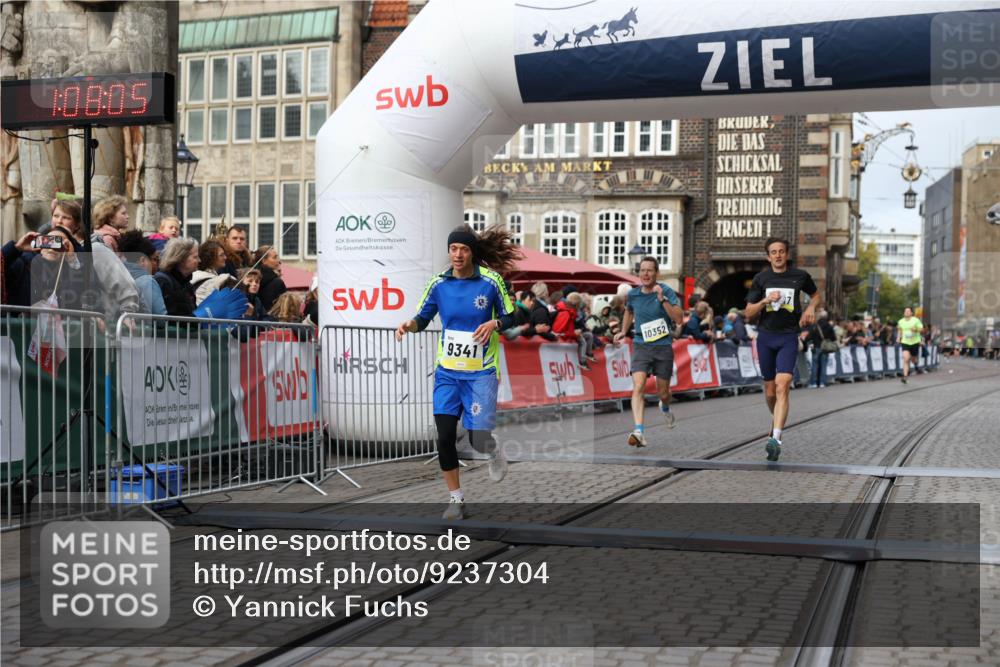 05.10.2025 - 20. swb-Marathon Bremen Yannick Fuchs http://msf.ph/oto/9237304 05.10.2025 10:38:55 Ziel 9341, 10352, 10409, 10517, 10862, 11132 meine-sportfotos.de