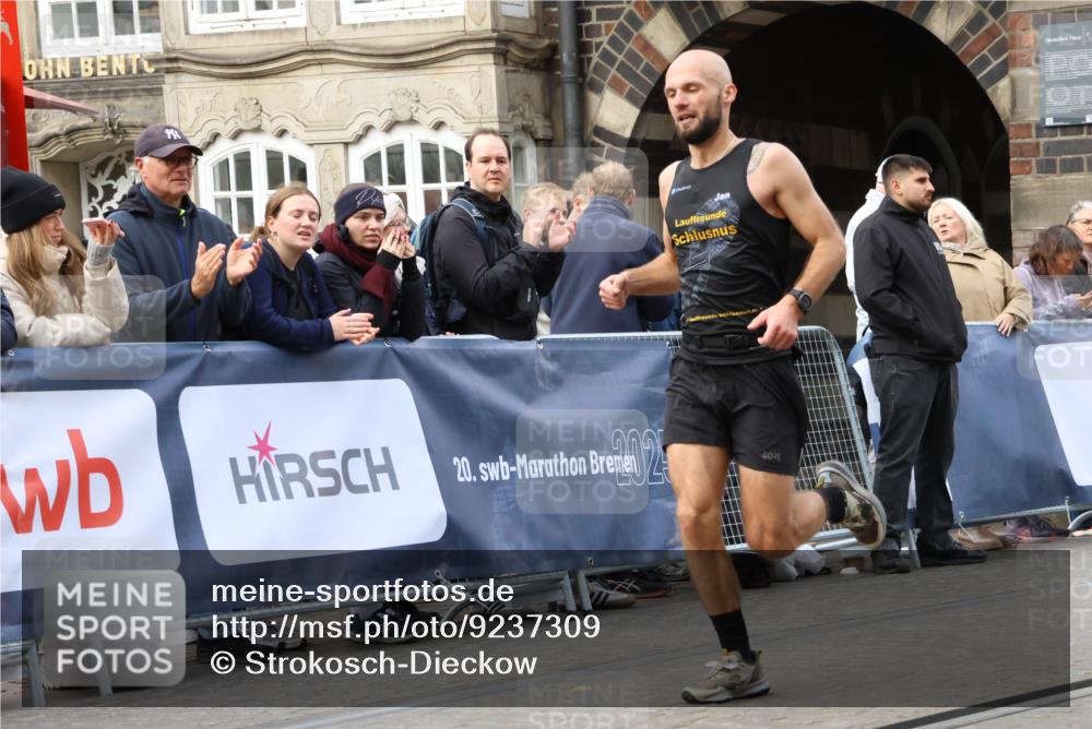 05.10.2025 - 20. swb-Marathon Bremen Strokosch-Dieckow http://msf.ph/oto/9237309 05.10.2025 12:40:14 Ziel 1714, 2138 meine-sportfotos.de