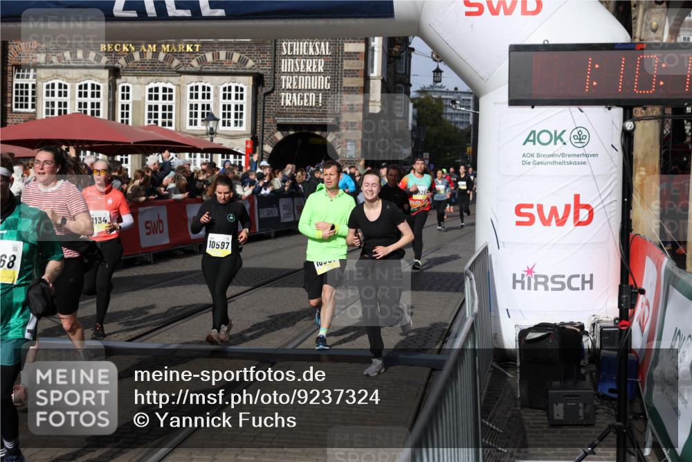 05.10.2025 - 20. swb-Marathon Bremen Yannick Fuchs http://msf.ph/oto/9237324 05.10.2025 11:06:09 Ziel 9355, 9931, 10081, 10095, 10101, 10587, 10597, 11134, 11425, 11468, 11525 meine-sportfotos.de