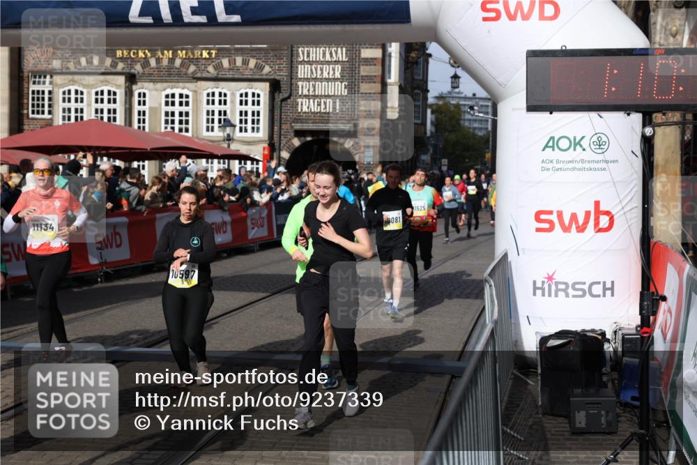 05.10.2025 - 20. swb-Marathon Bremen Yannick Fuchs http://msf.ph/oto/9237339 05.10.2025 11:06:10 Ziel 9355, 9931, 10081, 10095, 10100, 10101, 10587, 10597, 11134, 11425, 11468, 11525 meine-sportfotos.de