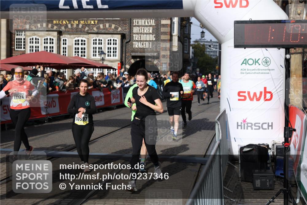 05.10.2025 - 20. swb-Marathon Bremen Yannick Fuchs http://msf.ph/oto/9237346 05.10.2025 11:06:10 Ziel 9355, 9931, 10081, 10095, 10100, 10101, 10587, 10597, 11134, 11425, 11468, 11525 meine-sportfotos.de