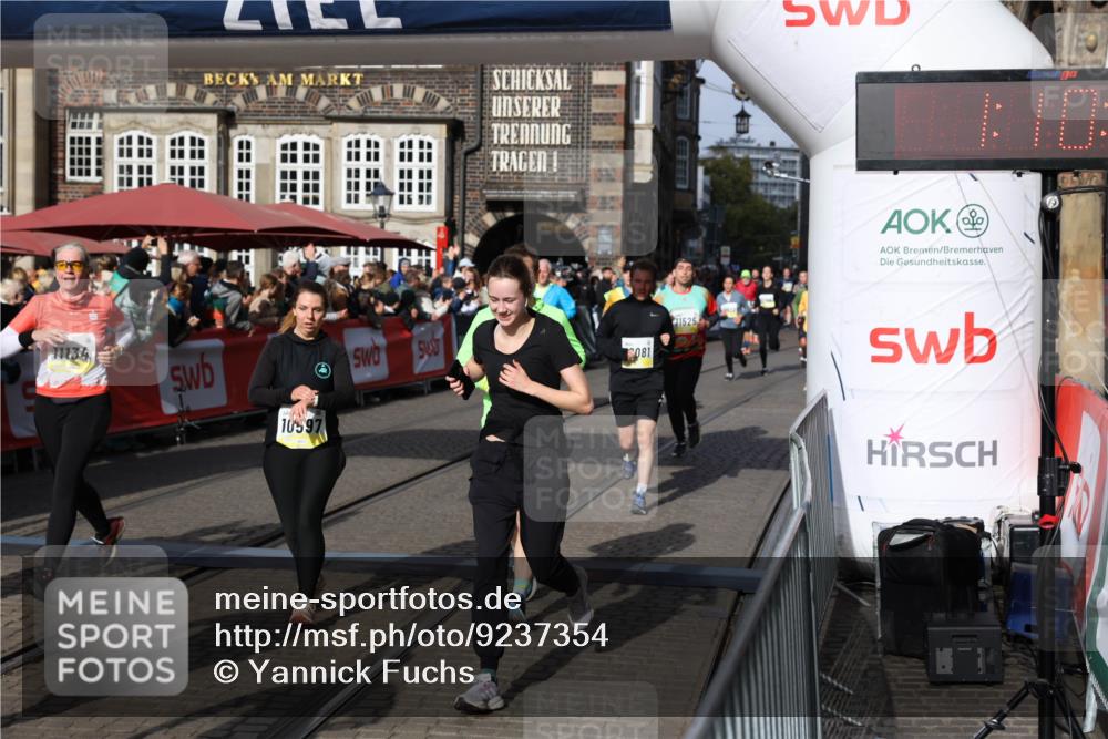 05.10.2025 - 20. swb-Marathon Bremen Yannick Fuchs http://msf.ph/oto/9237354 05.10.2025 11:06:10 Ziel 9355, 9931, 10081, 10095, 10100, 10101, 10587, 10597, 11134, 11425, 11468, 11525 meine-sportfotos.de
