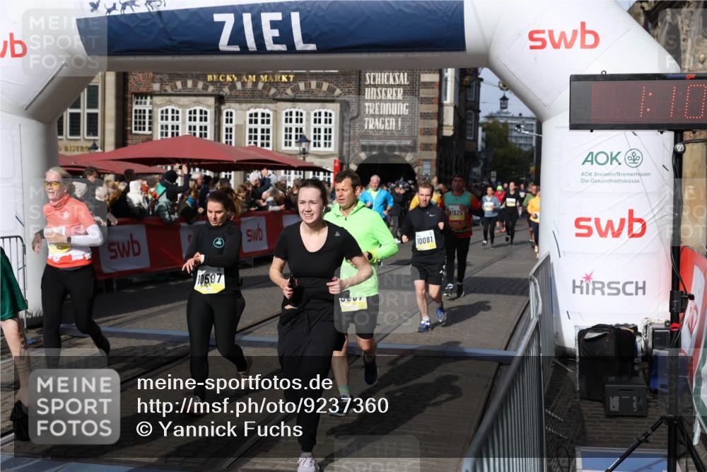05.10.2025 - 20. swb-Marathon Bremen Yannick Fuchs http://msf.ph/oto/9237360 05.10.2025 11:06:10 Ziel 9355, 9931, 10081, 10095, 10100, 10101, 10587, 10597, 11134, 11425, 11468, 11525 meine-sportfotos.de