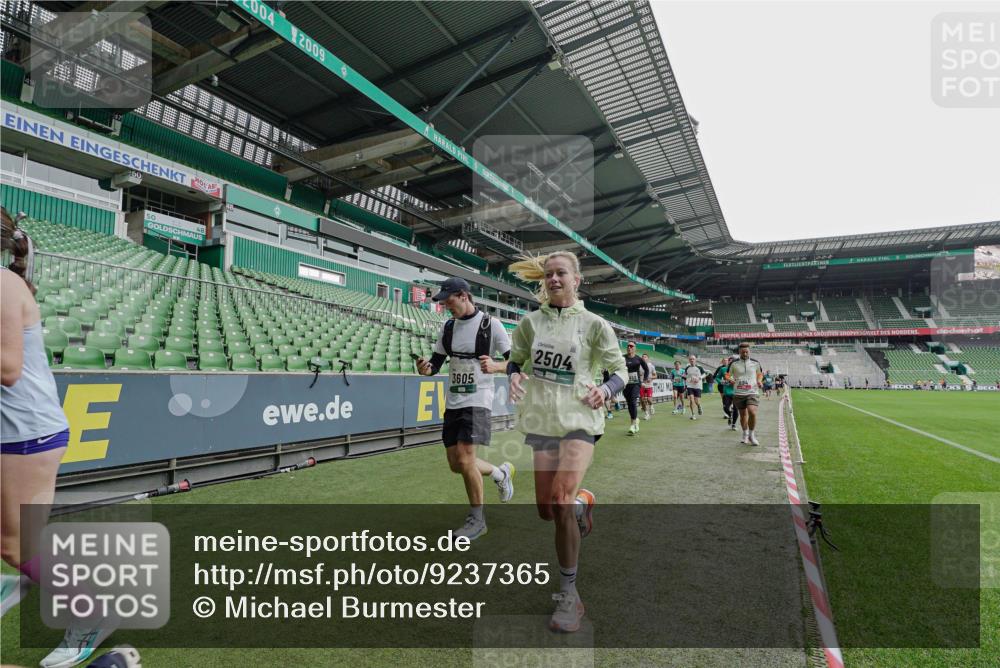05.10.2025 - 20. swb-Marathon Bremen Michael Burmester http://msf.ph/oto/9237365 05.10.2025 13:00:26 Laufen im Stadion 47, 52, 271, 283, 491, 498, 575, 627, 694, 860, 954, 978, 1017, 1116, 1182, 1471, 1525, 1548, 1606, 1806, 1968, 2007, 2504, 2518, 2609, 2745, 2822, 2866, 2915, 3040, 3104, 3160, 3169, 3177, 3230, 3237, 3293, 3549, 3605, 3783, 4034, 4035, 4046, 4181, 4202, 4220, 4502, 4592, 4661, 4788, 4824, 4879, 5183, 5272, 5610, 5627, 5663, 5836, 5841, 6027, 6057, 6126, 6208, 6389, 6440, 6523, 6536, 6636, 6674, 6704, 6762, 6881, 7295, 7307, 7537, 7598, 7679, 8258, 8699 meine-sportfotos.de