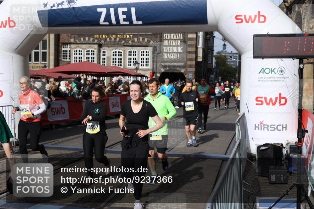 05.10.2025 - 20. swb-Marathon Bremen Yannick Fuchs http://msf.ph/oto/9237366 05.10.2025 11:06:10 Ziel 9355, 9931, 10081, 10095, 10100, 10101, 10587, 10597, 11134, 11425, 11468, 11525 meine-sportfotos.de