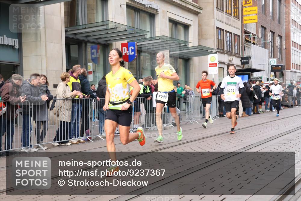 05.10.2025 - 20. swb-Marathon Bremen Strokosch-Dieckow http://msf.ph/oto/9237367 05.10.2025 10:45:26 Ziel 28, 8000, 9200, 9222, 9250, 9285, 9397, 9709, 9876, 9960, 10053, 10350, 10639, 10682, 10773, 10792, 10823, 11617, 11678, 11745, 28, 8000, 9200, 9222, 9250, 9285, 9397, 9709, 9876, 9960, 10053, 10350, 10639, 10682, 10773, 10792, 10823, 11617, 11678, 11745 meine-sportfotos.de