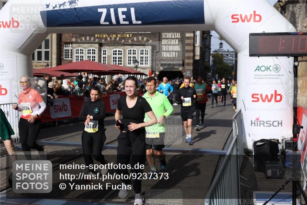 05.10.2025 - 20. swb-Marathon Bremen Yannick Fuchs http://msf.ph/oto/9237373 05.10.2025 11:06:10 Ziel 9355, 9931, 10081, 10095, 10100, 10101, 10587, 10597, 11134, 11425, 11468, 11525 meine-sportfotos.de
