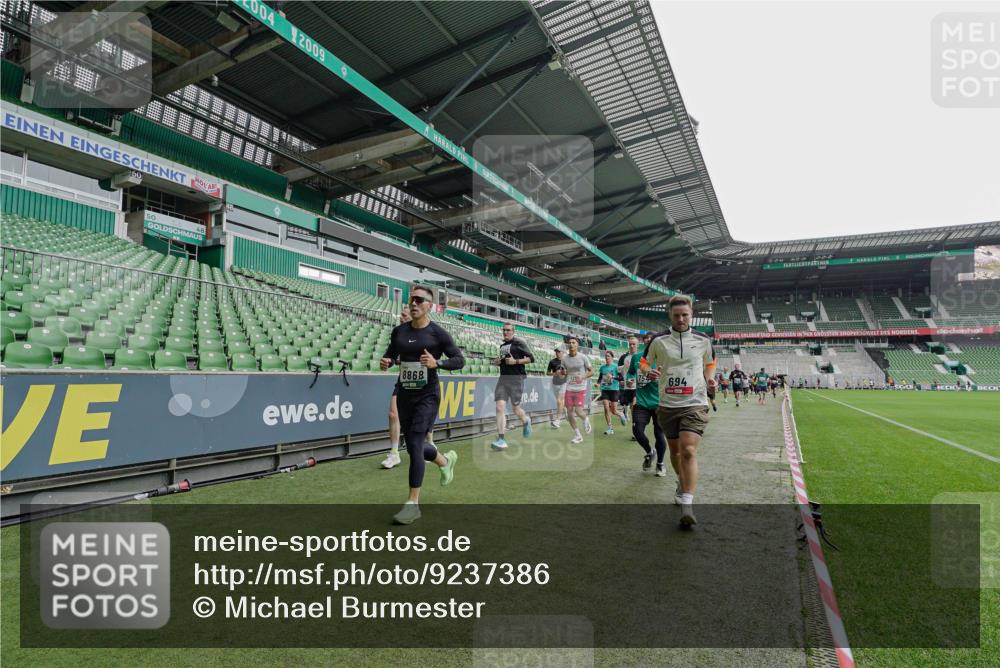 05.10.2025 - 20. swb-Marathon Bremen Michael Burmester http://msf.ph/oto/9237386 05.10.2025 13:00:28 Laufen im Stadion 47, 52, 271, 283, 491, 498, 575, 627, 694, 860, 954, 978, 1017, 1116, 1182, 1423, 1471, 1525, 1548, 1606, 1806, 1968, 2007, 2504, 2518, 2609, 2745, 2806, 2822, 2915, 3040, 3104, 3160, 3169, 3177, 3230, 3237, 3293, 3549, 3605, 3783, 4034, 4035, 4046, 4181, 4202, 4216, 4220, 4502, 4592, 4661, 4788, 4824, 4879, 5183, 5272, 5329, 5610, 5627, 5663, 5836, 5841, 6027, 6057, 6126, 6208, 6389, 6440, 6523, 6536, 6636, 6674, 6704, 6762, 6881, 7295, 7307, 7537, 7598, 7679, 8258 meine-sportfotos.de