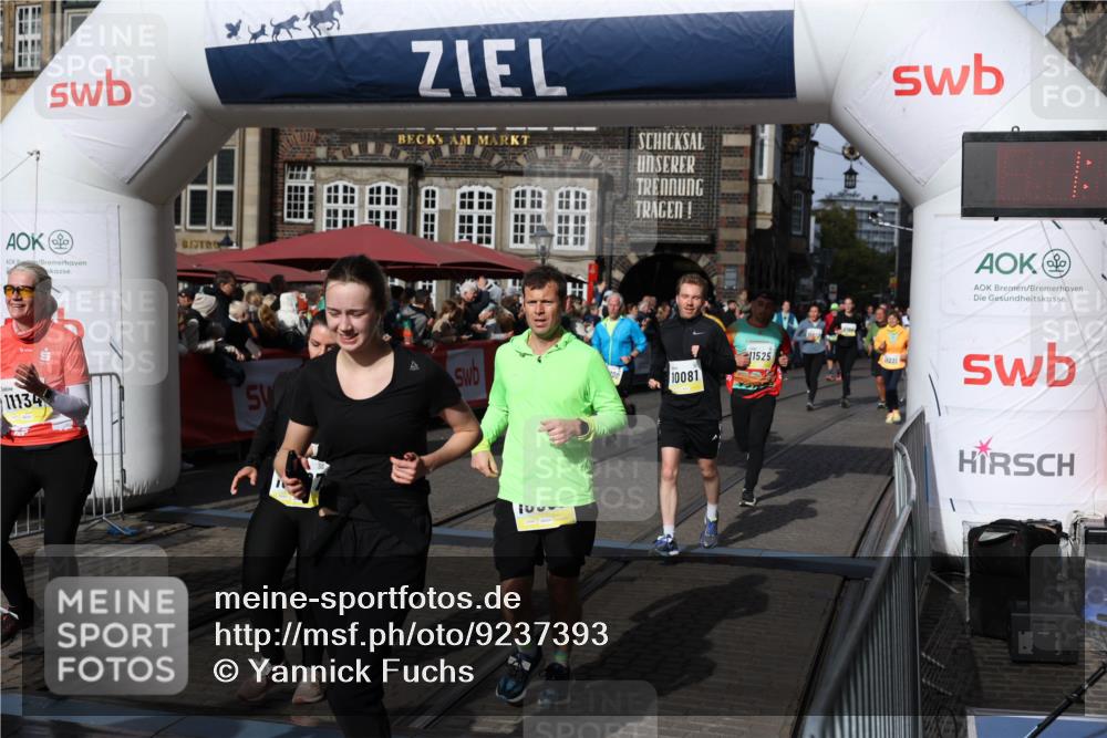 05.10.2025 - 20. swb-Marathon Bremen Yannick Fuchs http://msf.ph/oto/9237393 05.10.2025 11:06:11 Ziel 9355, 9786, 9931, 10081, 10095, 10100, 10101, 10587, 10597, 11134, 11425, 11468, 11525 meine-sportfotos.de