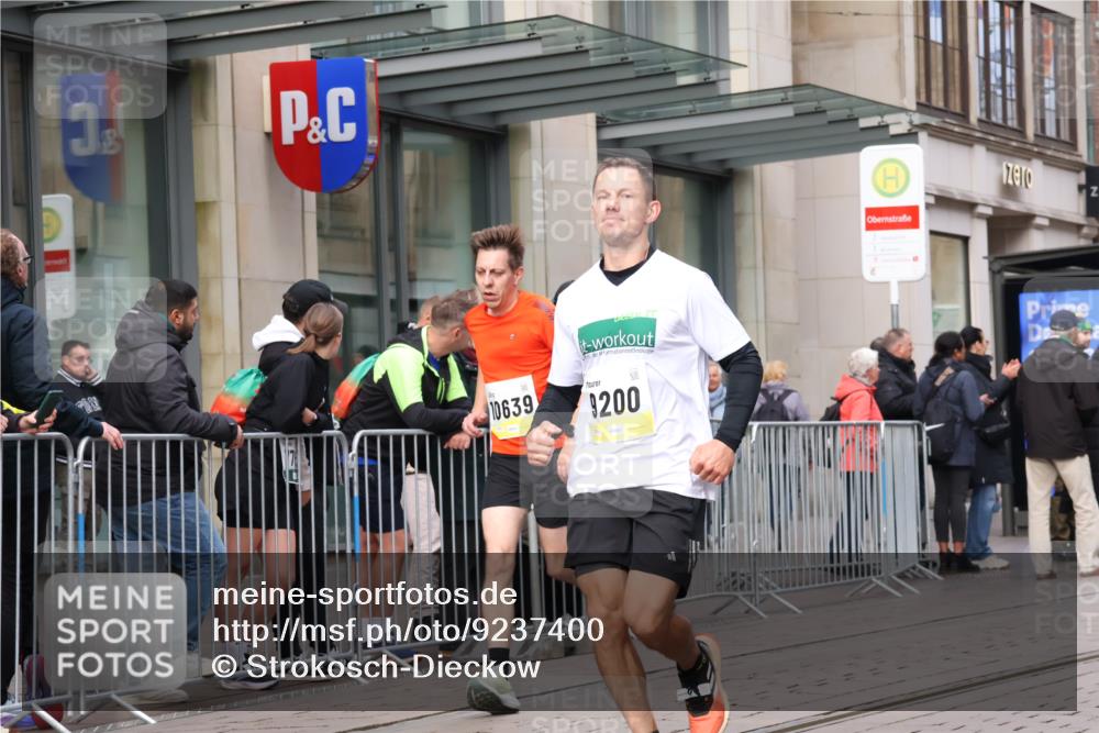05.10.2025 - 20. swb-Marathon Bremen Strokosch-Dieckow http://msf.ph/oto/9237400 05.10.2025 10:45:27 Ziel 28, 8000, 9200, 9222, 9250, 9285, 9397, 9709, 9876, 9960, 10053, 10090, 10350, 10639, 10682, 10773, 10792, 10823, 11617, 11678, 11745, 28, 8000, 9200, 9222, 9250, 9285, 9397, 9709, 9876, 9960, 10053, 10090, 10350, 10639, 10682, 10773, 10792, 10823, 11617, 11678, 11745 meine-sportfotos.de