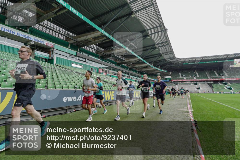 05.10.2025 - 20. swb-Marathon Bremen Michael Burmester http://msf.ph/oto/9237401 05.10.2025 13:00:30 Laufen im Stadion 47, 52, 72, 271, 283, 491, 498, 575, 627, 694, 860, 954, 978, 1017, 1116, 1182, 1423, 1471, 1525, 1548, 1606, 1806, 1968, 2007, 2504, 2518, 2609, 2668, 2745, 2806, 2822, 2915, 3040, 3104, 3160, 3169, 3177, 3230, 3237, 3293, 3549, 3605, 3783, 3979, 4034, 4035, 4046, 4181, 4202, 4216, 4220, 4502, 4592, 4661, 4788, 4824, 4879, 5183, 5272, 5329, 5610, 5627, 5663, 5836, 5841, 6027, 6057, 6126, 6208, 6389, 6440, 6523, 6536, 6636, 6674, 6704, 6762, 6881, 7295, 7307, 7537, 7598, 7679 meine-sportfotos.de