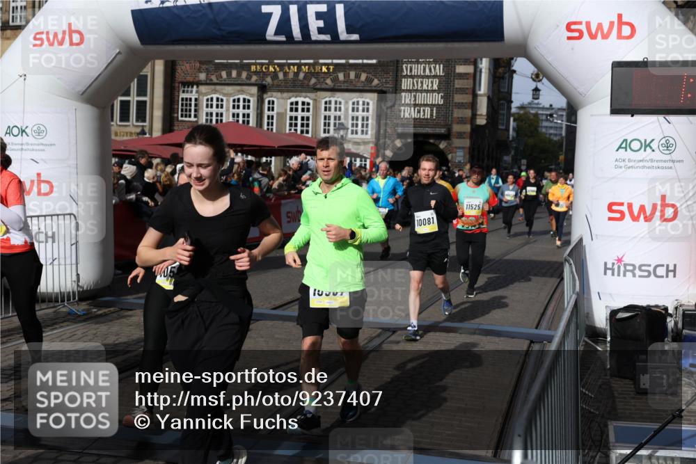 05.10.2025 - 20. swb-Marathon Bremen Yannick Fuchs http://msf.ph/oto/9237407 05.10.2025 11:06:11 Ziel 9355, 9786, 9931, 10081, 10095, 10100, 10101, 10587, 10597, 11134, 11425, 11468, 11525 meine-sportfotos.de