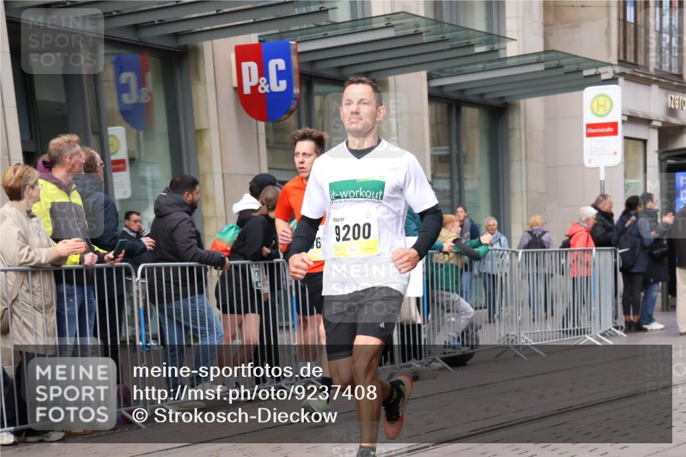 05.10.2025 - 20. swb-Marathon Bremen Strokosch-Dieckow http://msf.ph/oto/9237408 05.10.2025 10:45:27 Ziel 28, 8000, 9200, 9222, 9250, 9285, 9397, 9709, 9876, 9960, 10053, 10090, 10350, 10639, 10682, 10773, 10792, 10823, 11617, 11678, 11745, 28, 8000, 9200, 9222, 9250, 9285, 9397, 9709, 9876, 9960, 10053, 10090, 10350, 10639, 10682, 10773, 10792, 10823, 11617, 11678, 11745 meine-sportfotos.de