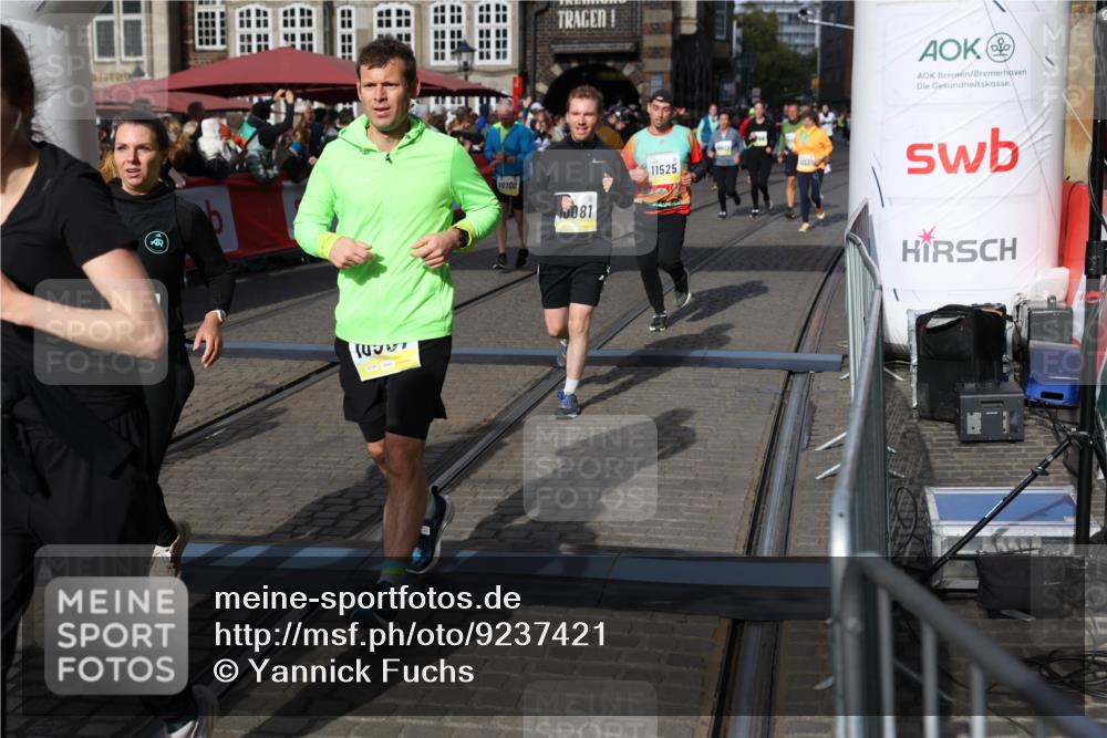05.10.2025 - 20. swb-Marathon Bremen Yannick Fuchs http://msf.ph/oto/9237421 05.10.2025 11:06:11 Ziel 9355, 9786, 9931, 10081, 10095, 10100, 10101, 10587, 10597, 11134, 11425, 11468, 11525 meine-sportfotos.de