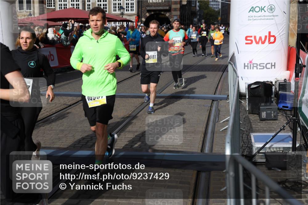 05.10.2025 - 20. swb-Marathon Bremen Yannick Fuchs http://msf.ph/oto/9237429 05.10.2025 11:06:11 Ziel 9355, 9786, 9931, 10081, 10095, 10100, 10101, 10587, 10597, 11134, 11425, 11468, 11525 meine-sportfotos.de