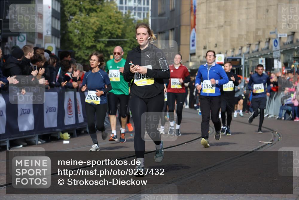 05.10.2025 - 20. swb-Marathon Bremen Strokosch-Dieckow http://msf.ph/oto/9237432 05.10.2025 10:55:55 Ziel 7147, 9871, 9950, 10015, 10610, 10654, 10758, 10921, 10959, 11052, 11148, 11439 meine-sportfotos.de