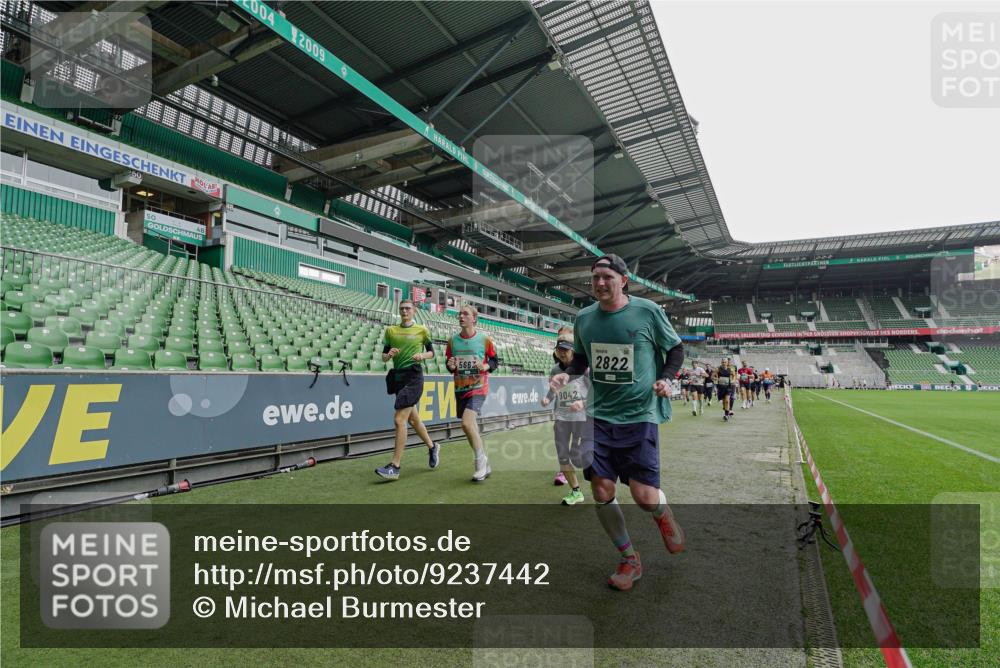 05.10.2025 - 20. swb-Marathon Bremen Michael Burmester http://msf.ph/oto/9237442 05.10.2025 13:00:36 Laufen im Stadion 47, 52, 72, 271, 283, 491, 498, 575, 627, 694, 860, 1017, 1116, 1182, 1423, 1471, 1606, 1806, 1968, 2007, 2446, 2504, 2518, 2609, 2668, 2745, 2806, 2822, 2915, 3040, 3104, 3160, 3169, 3177, 3230, 3237, 3293, 3360, 3549, 3604, 3605, 3979, 4034, 4035, 4046, 4181, 4202, 4216, 4502, 4592, 4661, 4788, 4824, 4879, 5011, 5183, 5272, 5329, 5610, 5627, 5663, 5836, 5841, 6027, 6057, 6126, 6208, 6389, 6440, 6523, 6536, 6636, 6674, 6704, 6762, 6881, 7307, 7537, 7598 meine-sportfotos.de