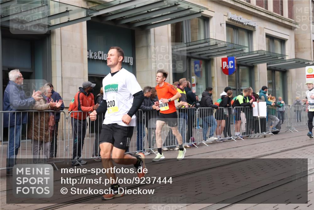 05.10.2025 - 20. swb-Marathon Bremen Strokosch-Dieckow http://msf.ph/oto/9237444 05.10.2025 10:45:28 Ziel 28, 8000, 9200, 9222, 9250, 9285, 9397, 9709, 9876, 9960, 10053, 10090, 10350, 10639, 10682, 10773, 10792, 10823, 11617, 11678, 11745, 28, 8000, 9200, 9222, 9250, 9285, 9397, 9709, 9876, 9960, 10053, 10090, 10350, 10639, 10682, 10773, 10792, 10823, 11617, 11678, 11745 meine-sportfotos.de