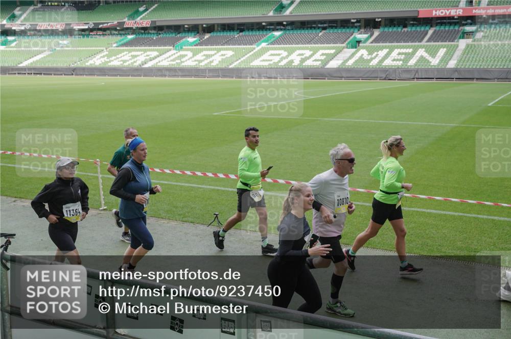 05.10.2025 - 20. swb-Marathon Bremen Michael Burmester http://msf.ph/oto/9237450 05.10.2025 10:33:07 Laufen im Stadion 7077, 7165, 9187, 9195, 9197, 9238, 9258, 9260, 9295, 9318, 9359, 9367, 9392, 9402, 9407, 9456, 9461, 9464, 9475, 9492, 9494, 9514, 9539, 9548, 9570, 9574, 9577, 9650, 9654, 9703, 9717, 9754, 9835, 9856, 9900, 9918, 9933, 9935, 9939, 9950, 10007, 10008, 10034, 10042, 10046, 10097, 10174, 10232, 10233, 10234, 10253, 10256, 10308, 10309, 10323, 10326, 10349, 10385, 10387, 10388, 10394, 10402, 10416, 10436, 10475, 10484, 10487, 10533, 10915, 10992 meine-sportfotos.de
