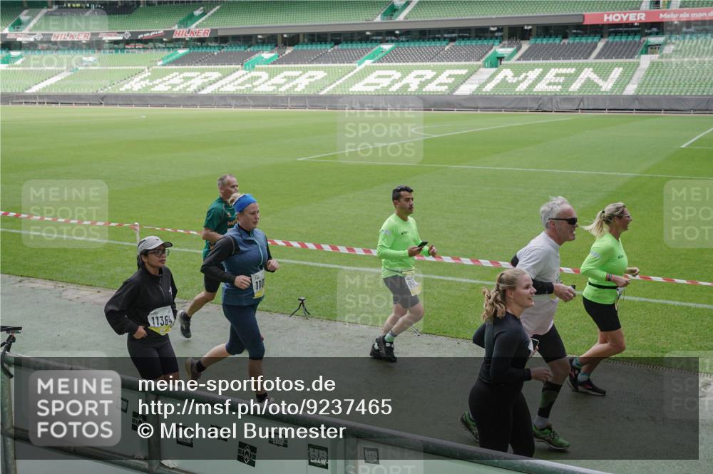 05.10.2025 - 20. swb-Marathon Bremen Michael Burmester http://msf.ph/oto/9237465 05.10.2025 10:33:07 Laufen im Stadion 7077, 7165, 9187, 9195, 9197, 9238, 9258, 9260, 9295, 9318, 9359, 9367, 9392, 9402, 9407, 9456, 9461, 9464, 9475, 9492, 9494, 9514, 9539, 9548, 9570, 9574, 9577, 9650, 9654, 9703, 9717, 9754, 9835, 9856, 9900, 9918, 9933, 9935, 9939, 9950, 10007, 10008, 10034, 10042, 10046, 10097, 10174, 10232, 10233, 10234, 10253, 10256, 10308, 10309, 10323, 10326, 10349, 10385, 10387, 10388, 10394, 10402, 10416, 10436, 10475, 10484, 10487, 10533, 10915, 10992 meine-sportfotos.de