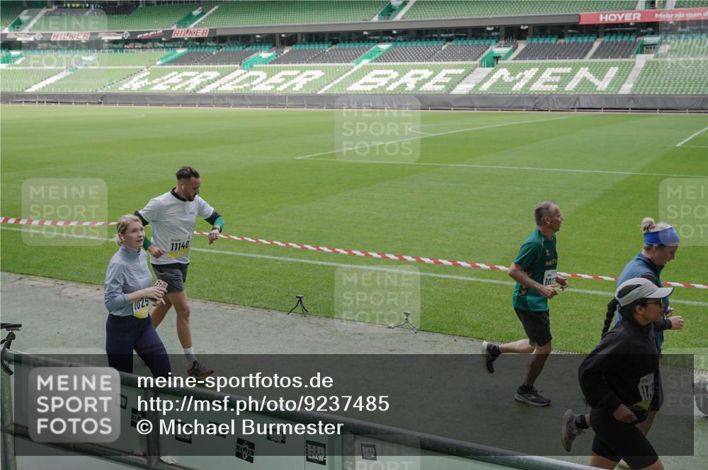 05.10.2025 - 20. swb-Marathon Bremen Michael Burmester http://msf.ph/oto/9237485 05.10.2025 10:33:08 Laufen im Stadion 7077, 7165, 9187, 9195, 9197, 9238, 9258, 9260, 9295, 9318, 9359, 9367, 9392, 9402, 9407, 9456, 9461, 9464, 9475, 9492, 9494, 9514, 9539, 9548, 9570, 9574, 9577, 9650, 9654, 9703, 9717, 9754, 9835, 9856, 9900, 9918, 9933, 9935, 9939, 9950, 10007, 10008, 10032, 10034, 10042, 10046, 10097, 10174, 10232, 10233, 10234, 10253, 10256, 10308, 10309, 10323, 10326, 10349, 10387, 10388, 10394, 10402, 10416, 10436, 10475, 10484, 10487, 10533, 10915, 10992 meine-sportfotos.de